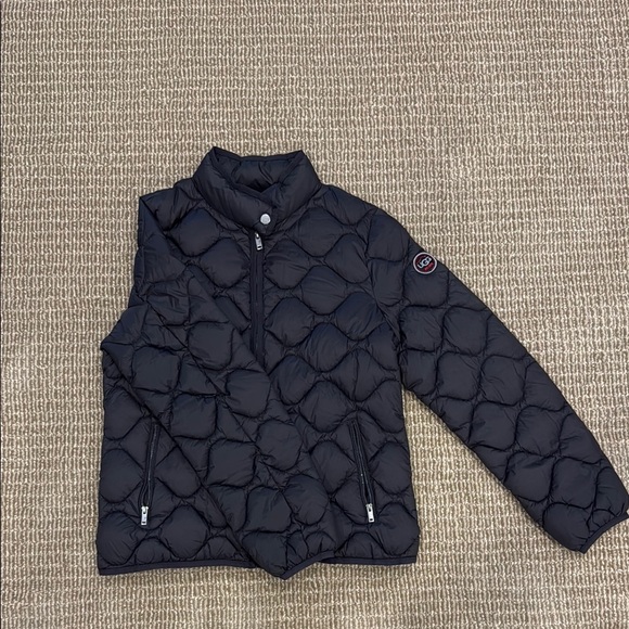 UGG Women’s Black Puffer Jacket. Never been worn. Size Medium. - Picture 2 of 4